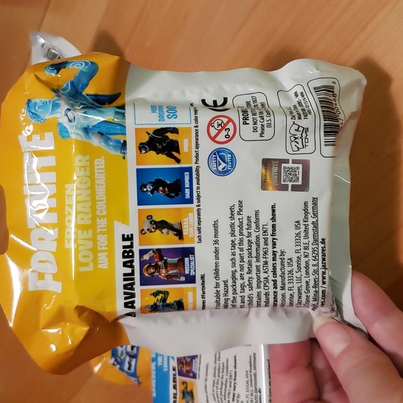 Attention FORTNITE fans! 4PK Collectible NEW - Picture 5 of 11